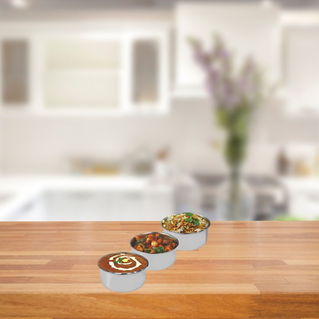 Bento lunch box with 3 stainless steel containers and lifter