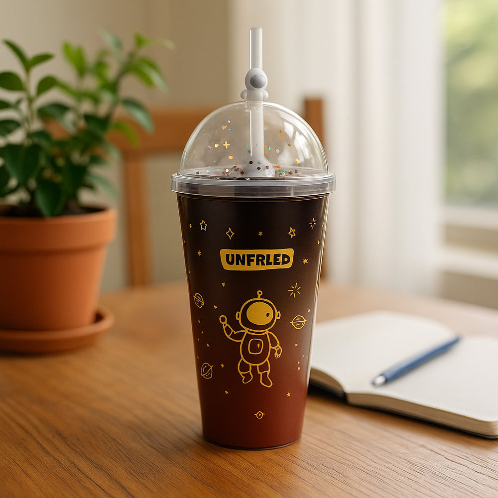 Astronaut-themed BPA-free plastic cold cup with straw and dome lid, 450ml capacity