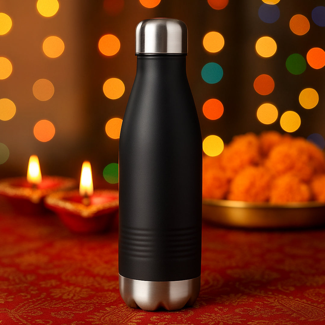 Black Astro 500 vacuum flask on wooden table, lifestyle shot