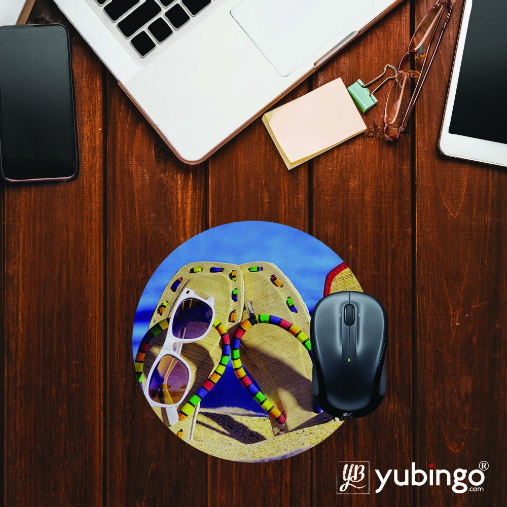 Cute Flip Flops On Beach Mouse Pad (Round)